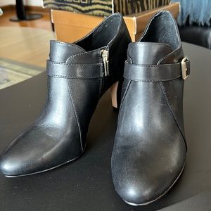 NWT Vince Camuto Leather Hilled Black Booties size 8.5